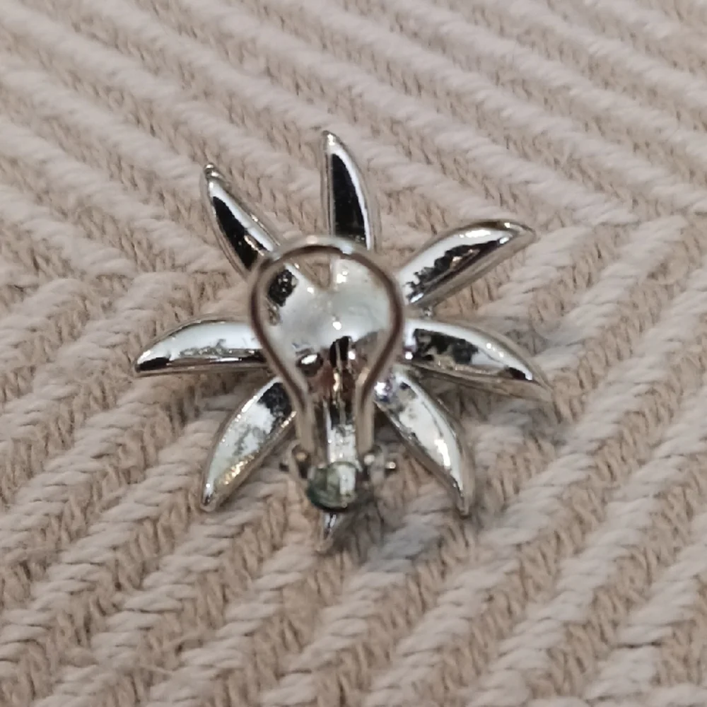 Elegant Silver and Pearl Flower Brooch - Picture 2 of 6
